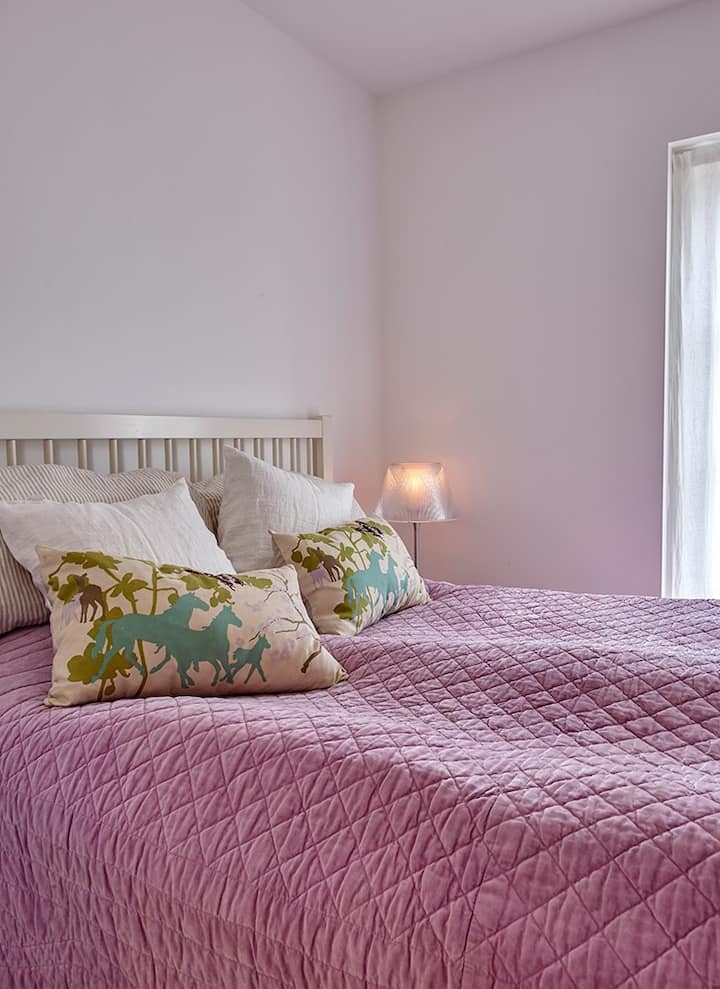 الغرفة 2.
الغرفة في المنتصف. سرير مزدوج 180 سم