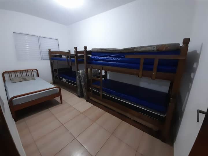 Spavaća soba 3: Opremljena je s 1 krevetom za jednu osobu, 1 krevetom na kat i 1 trelicheom (ukupno 6 kreveta), a imamo i dodatne madrace.