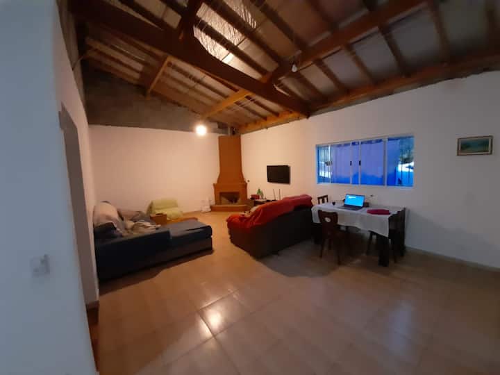 Dnevni boravak i stol za blagovaonicu.
Dnevni boravak s 2 udobna kauča, kaminom, 32* TV-om s potocima kao što su globo play, YouTube, Amazon i Netflix.
