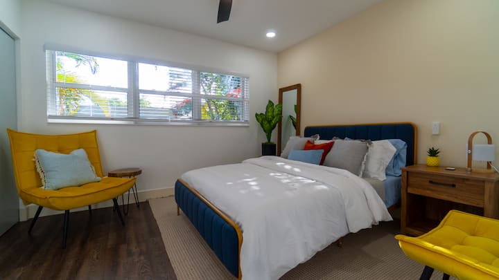 第二间卧室配有大衣柜和加大双人床