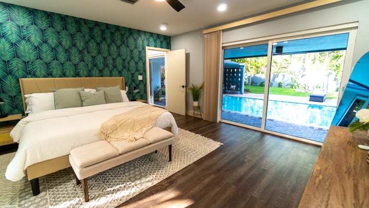 主卧配备加大双人床