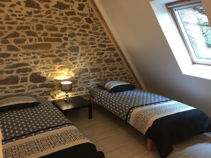 spavaća soba s 2 kreveta širine 90 cm , 
s garderoberom i komodom.