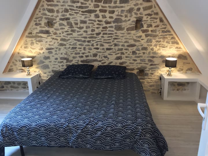 Glavna spavaća soba s 2M kreveta, s policama na D + stalku za odjeću i malom komodom.