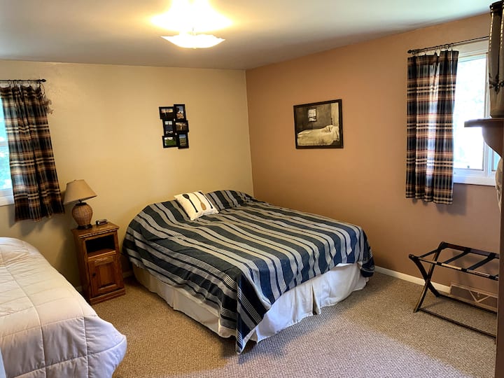 Moja ya vyumba vitatu vya kulala, vyenye jumla ya vitanda vitano (au sita).