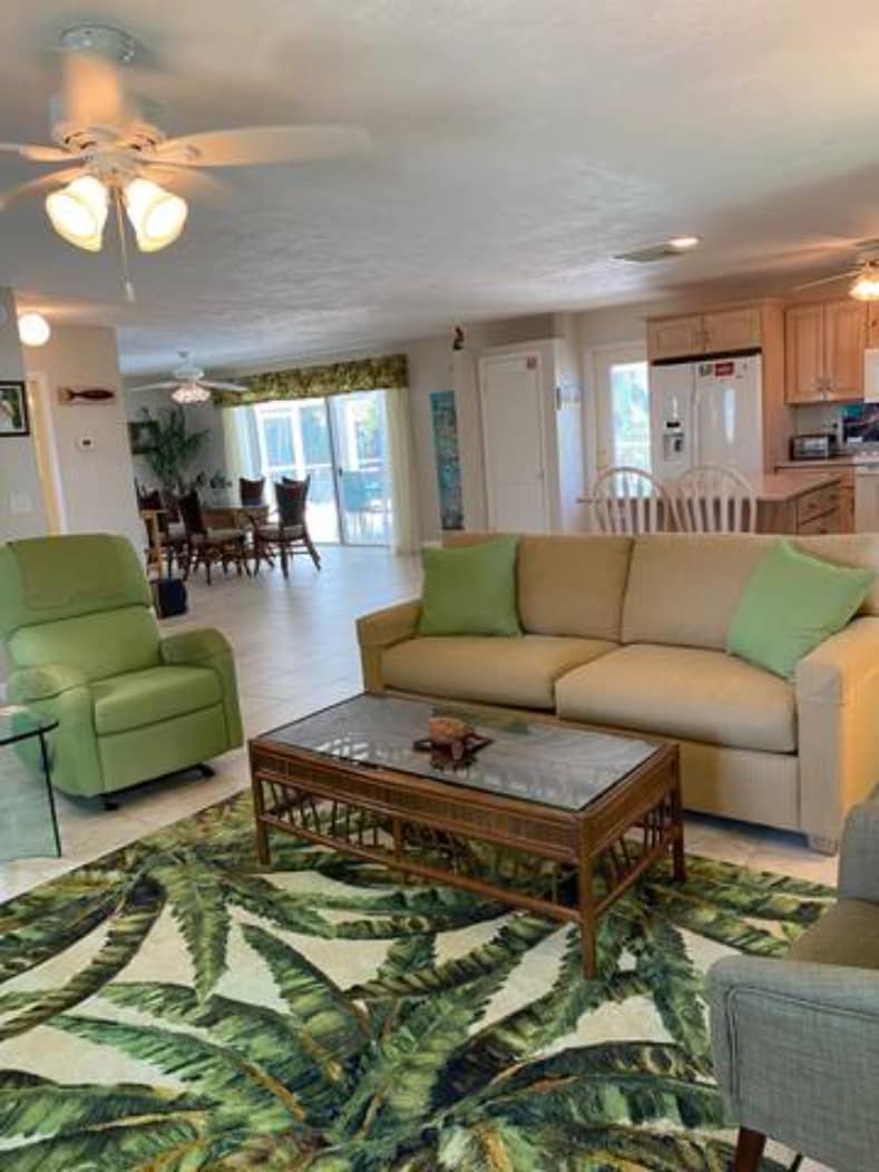 Top performing Airbnb: Calm Palms- Corner canal, pool w/ screen, kayaks in Florida Keys