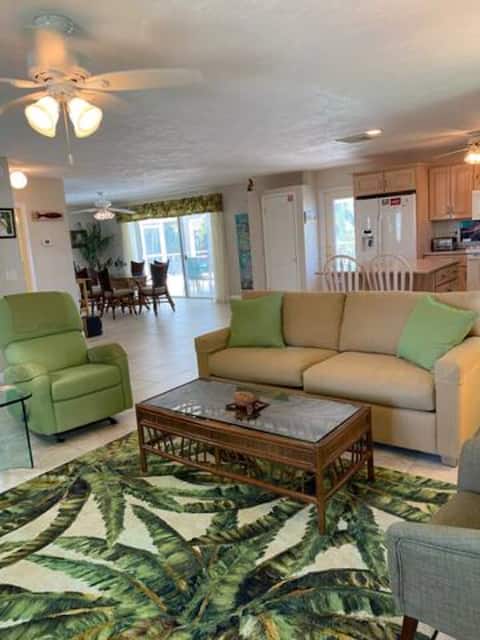 Top performing Airbnb: Calm Palms- Corner canal, pool w/ screen, kayaks in Florida Keys