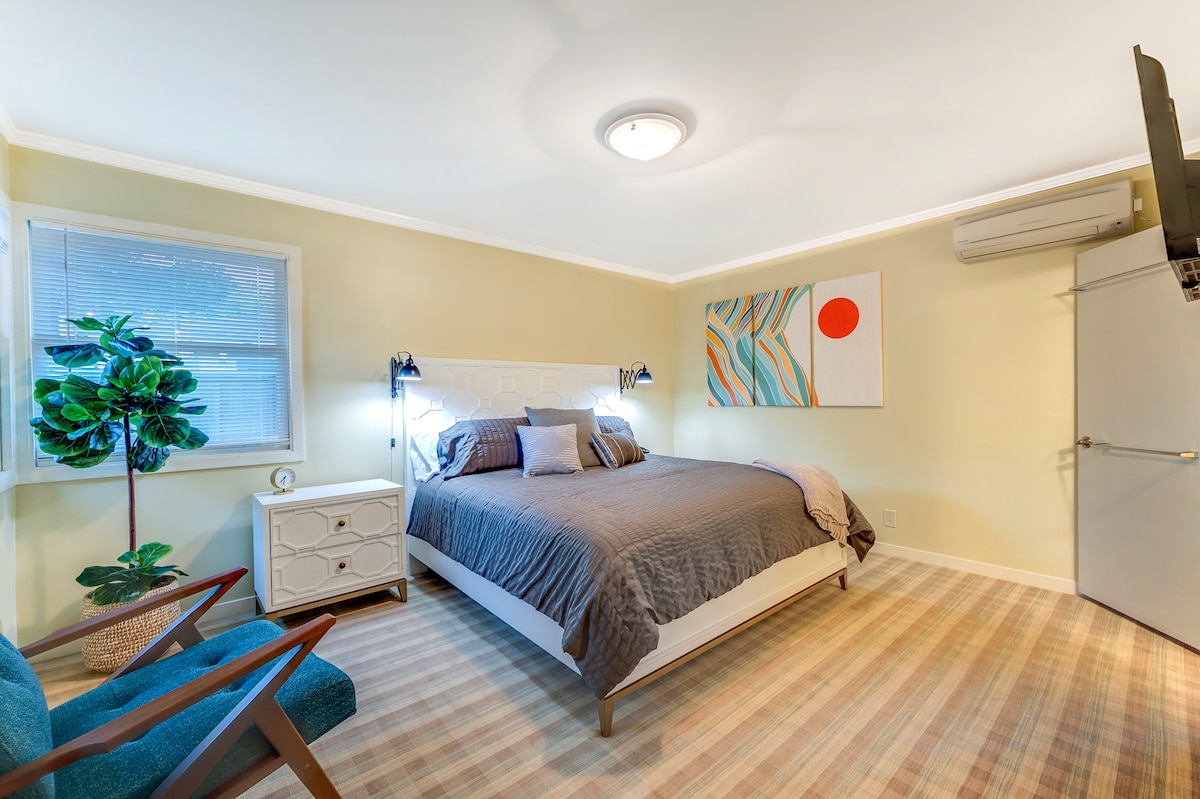 Master bedroom w/king size bed and en suite bathroom.