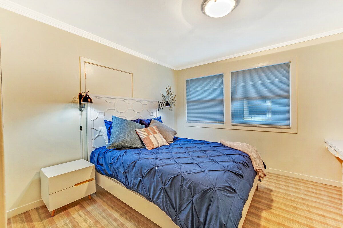 Bedroom #2 w/queen size bed, it’s own smart tv and dedicated work space for the digital nomad. 