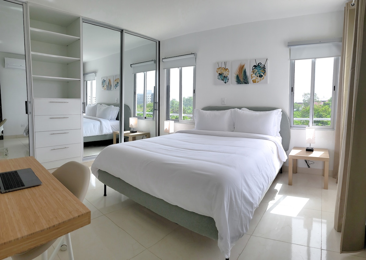 第三间卧室。
主卧配备一张标准双人床、办公桌、壁橱镜子、独立卫生间和2个可调光USB和空调插座床头柜灯。