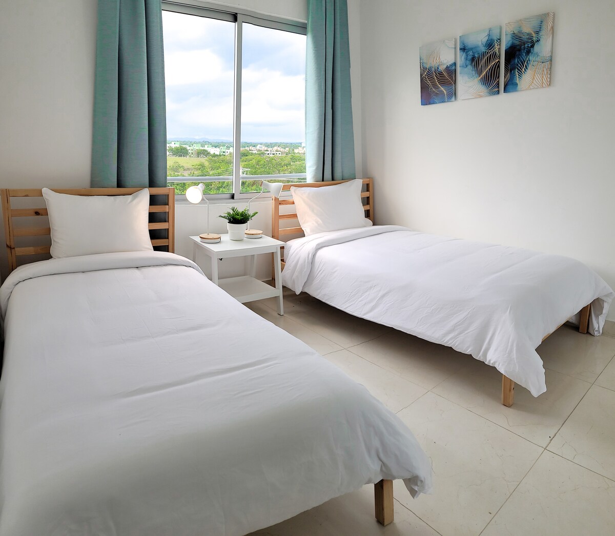 第1间卧室。
2张单人床。
带空调插座端口的双向调光灯，非常适合在夜间为手机充电。