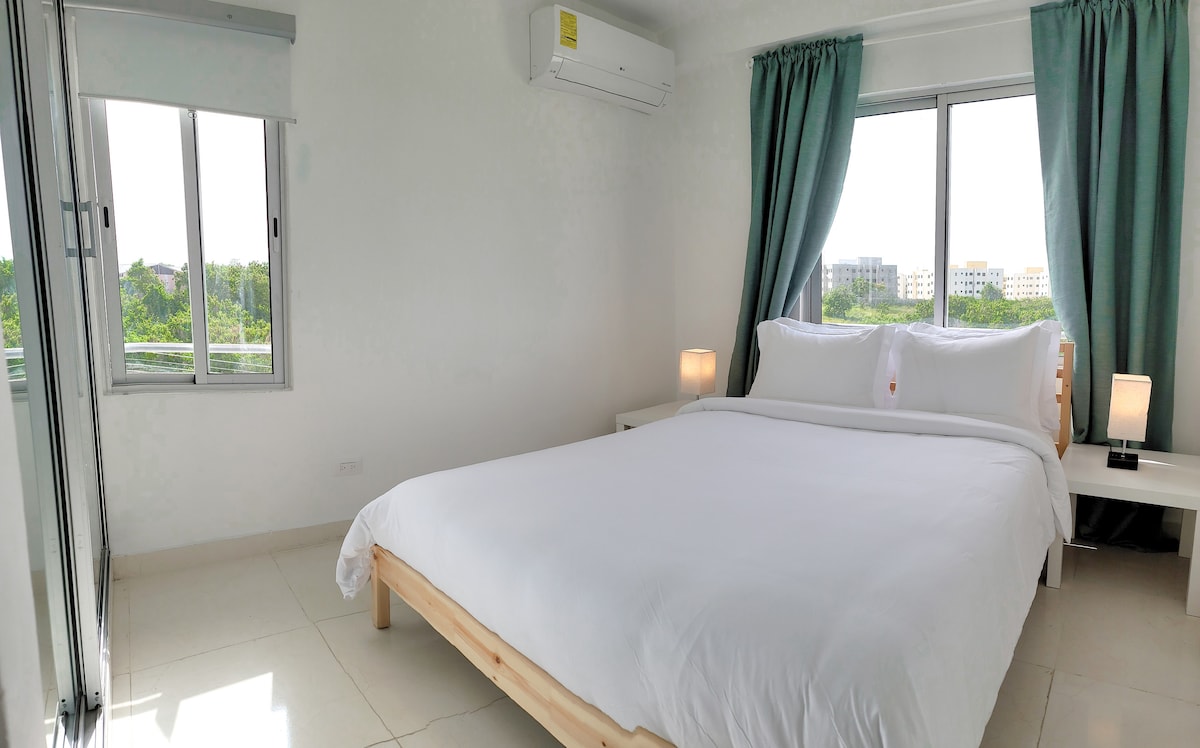 第二间卧室。
标准双人床。
触摸控制可调光USB和空调插座床头柜灯。