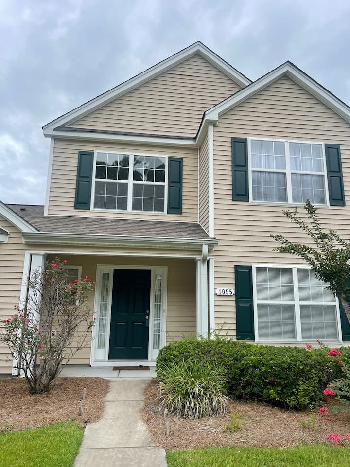 Townhouse Comfortable Quiet Perfect Location Townhouses for