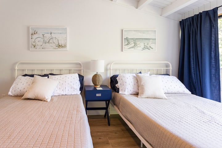 フルサイズベッド2台を備えたゲスト用寝室