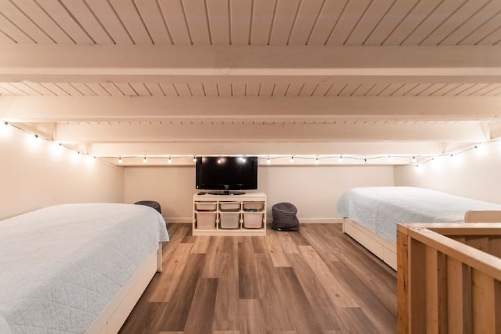 2つのシングルベッドとセントラルエアコン付きのロフト