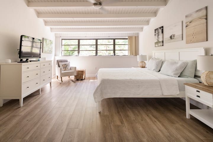 キングサイズベッド1台、ウォークインクローゼット、フルバスルームを備えた巨大なマスター
