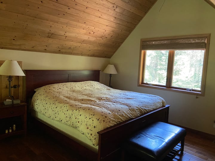 Bračni krevet (180x200) u potkrovlju.