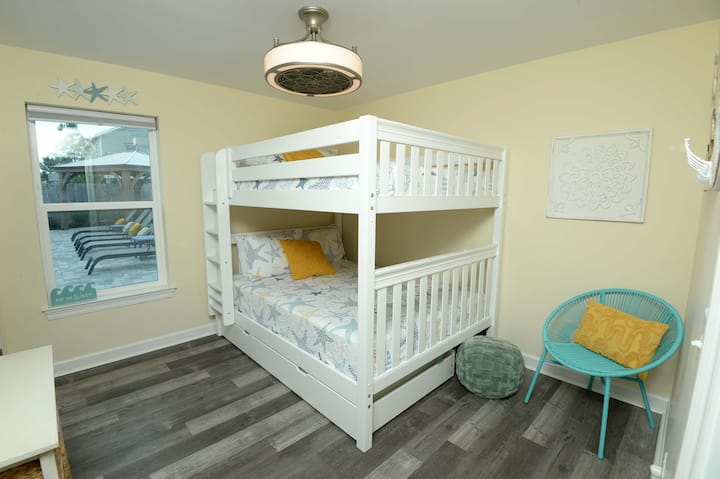 เตียงควีนไซส์บนเตียงสองชั้นขนาดควีนไซส์พร้อมรางคู่และสมาร์ททีวีขนาดใหญ่ 