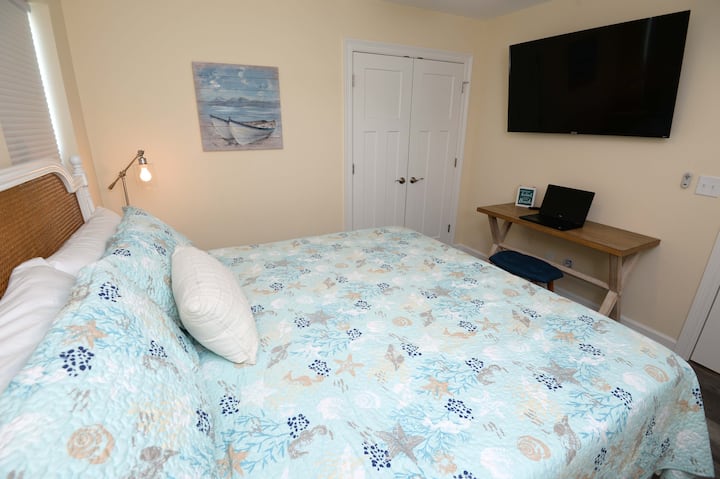 ห้องนอนคิงไซส์พร้อมโต๊ะทำงานและสมาร์ททีวีขนาดใหญ่