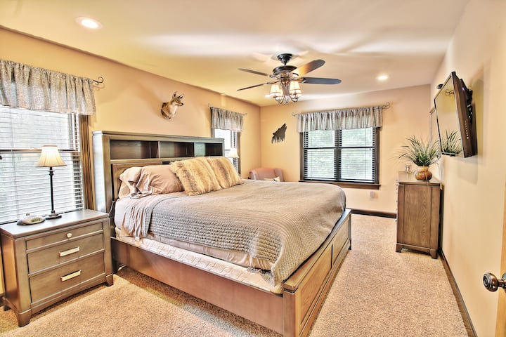 "The Coyote Room" - Master bedroom with usb charging stations at both night stands. 42" HD TV with Roku and integrated Hard Drive movie access to over 300+ movies