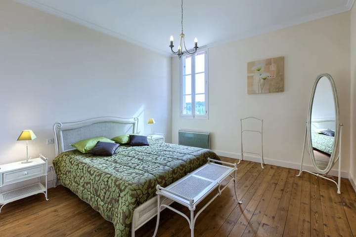  Qetësi absolute dhe dritë natyrale për t'u çlodhur.
 Dritë natyrale dhe qetësi totale për një pushim të vërtetë.