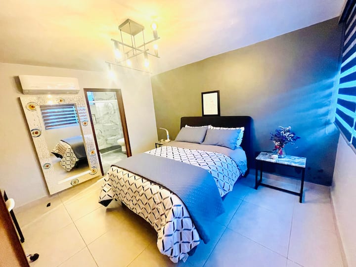 Mastersuite, badkamer in de mastersuite is ruim, nieuw en modern 