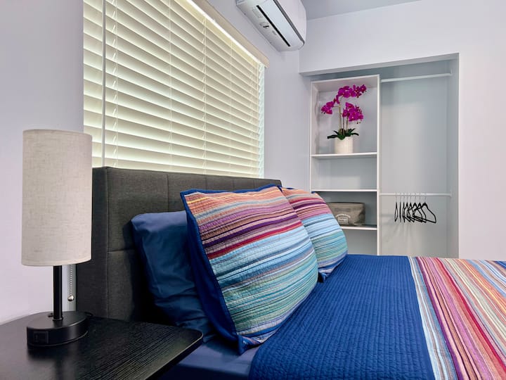 Spavaća soba 1 - Stolna svjetiljka s priključcima za punjenje putem USB-a radi lakšeg snalaženja.