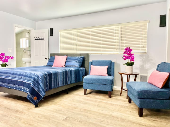 Spavaća soba 3 -  Glavna spavaća soba s kupaonicom i stolicama.