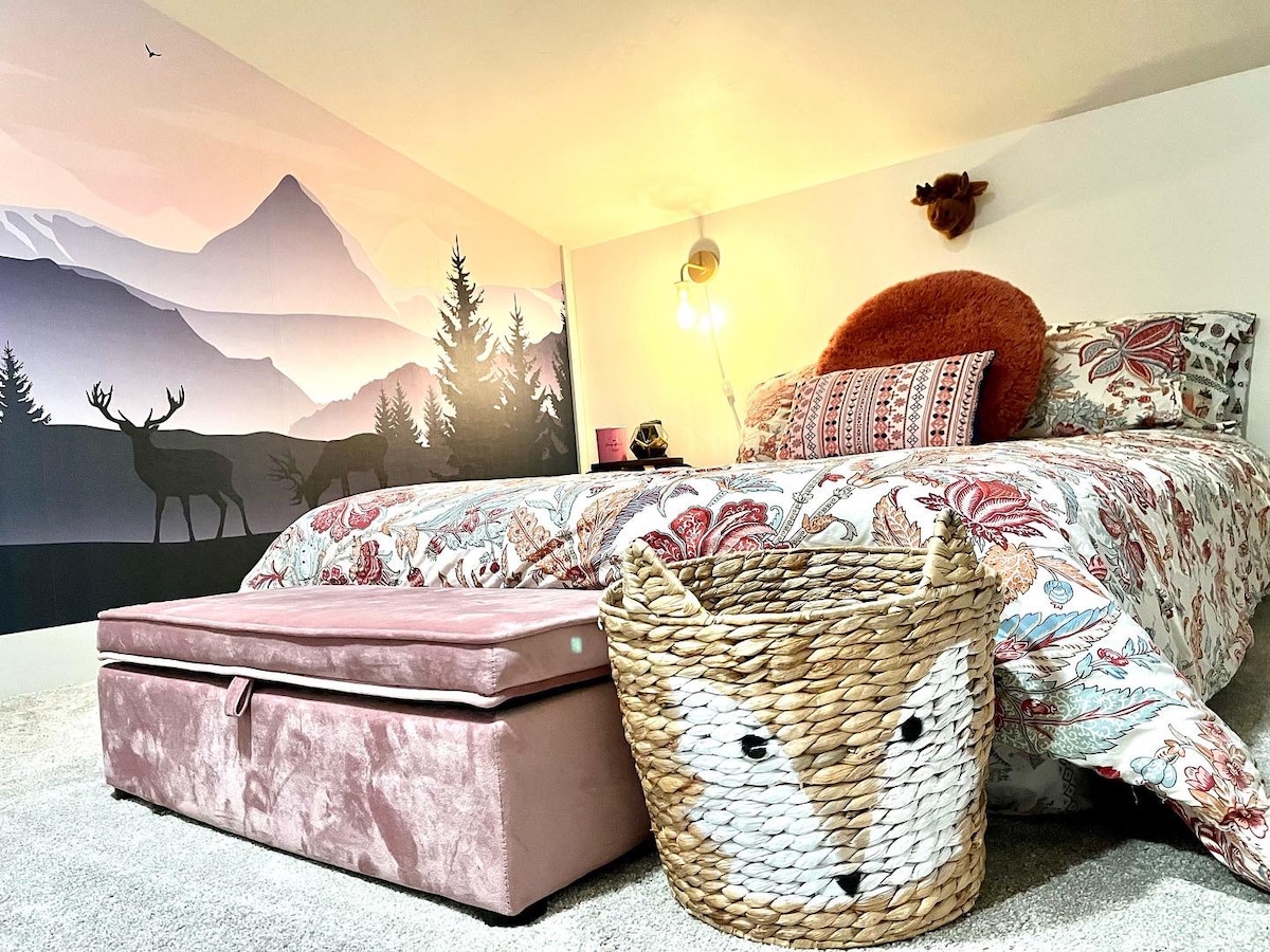 第二间卧室双人床，瀑布山景