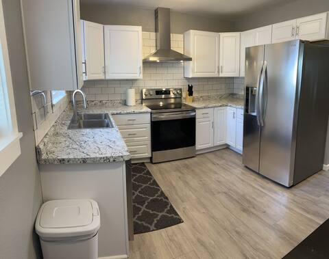 Spacious 4 bedroom cottage near Current River.