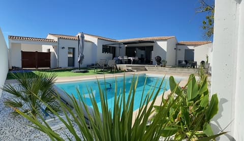 Bright house with pool near La Rochelle