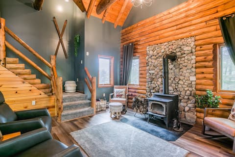 Beautiful Log Cabin Tucked Away on 5 Acres w/AC!