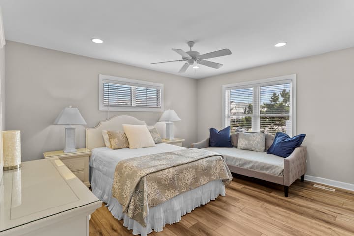 סוויטה עם חדר רחצה עם גישה משותפת.  מלכה ורווק.