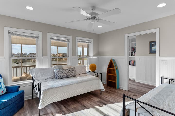 שני רווקים ומטבחון (מיקרוגל ומיני מקרר, אזור שולחן).