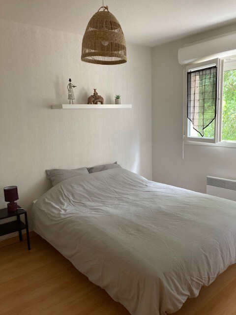 1-ლი საძინებელი: ორადგილიანი საწოლი და დიდი კარადა