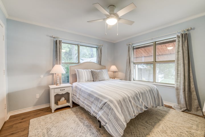 Chumba cha kulala cha pili na kitanda cha malkia.