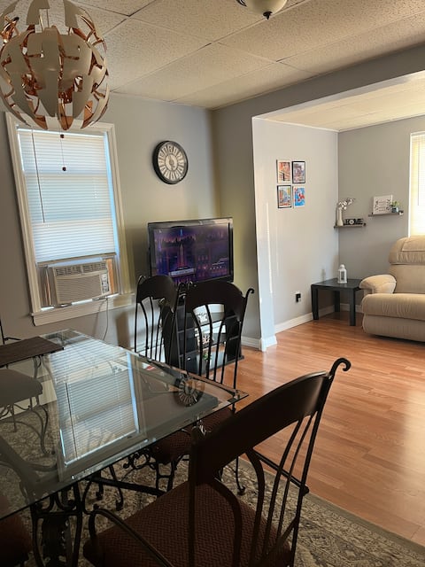 Cozy Apartment with free parking near EWR/NYC