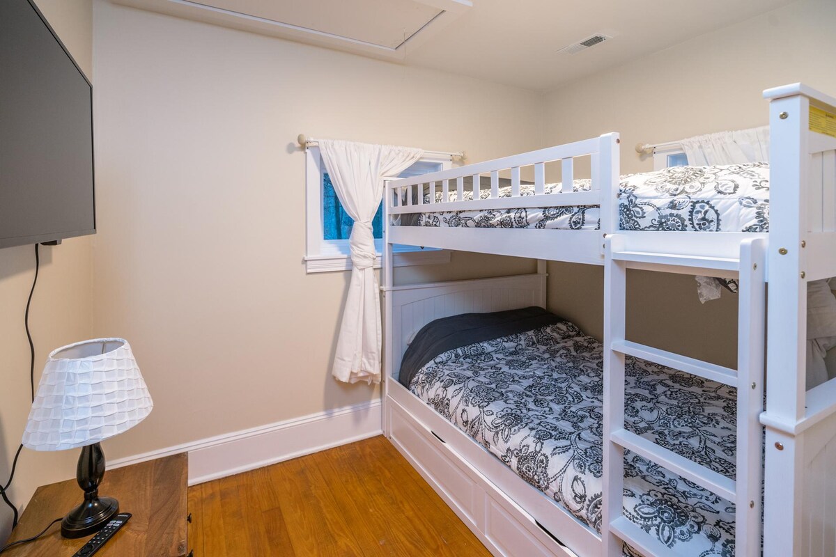 Vitanda vya ghorofa mbili vya ukubwa. 