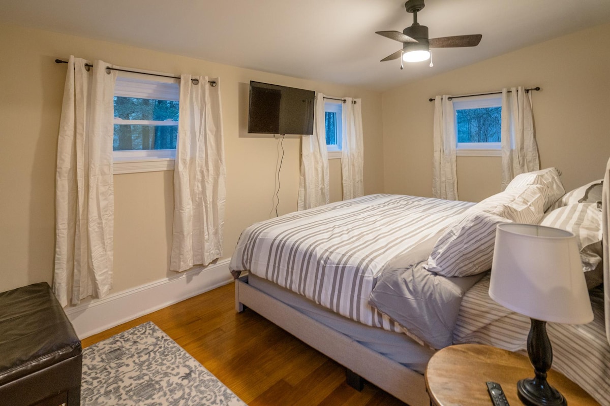 Kitanda cha ukubwa wa King. 