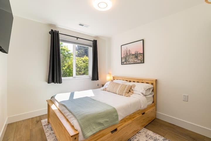 მე-2 საძინებელი სრული ზომის საწოლით და ორადგილიანი საწოლით და ოთახის გამუქებული ჟალუზებითა და ფარდებით