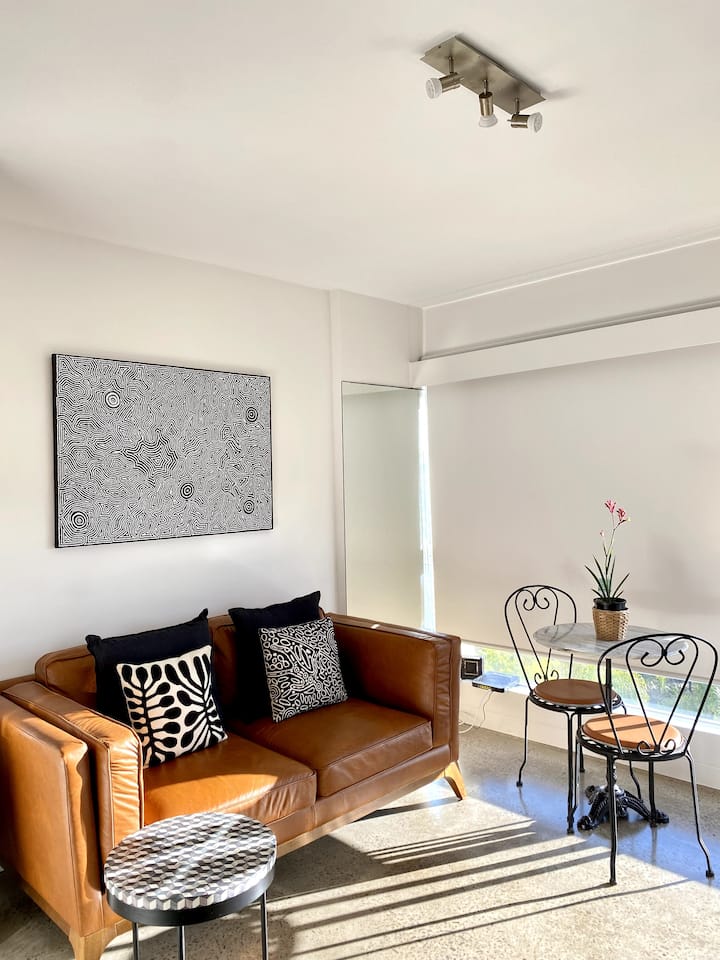 Furahia jua la asubuhi likichomoza juu ya maji (au la - kizuizi ni chaguo) na ufurahie kwenye sofa ya ngozi iliyozungukwa na sanaa ya Aboriginal ya Australia.