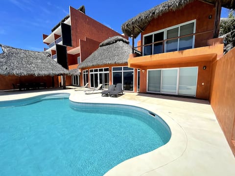 Lux Beachfront Villa, 4 bedrooms, high speed wifi