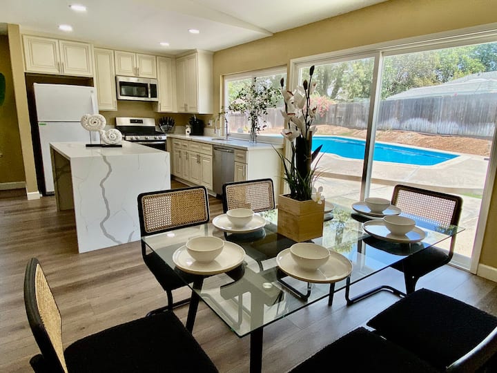 Villa Blanca Luxurious 4 BR Pool House Near UCR Houses for Rent in