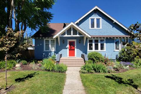 By-the-Beach House: Large Home in Prime Location