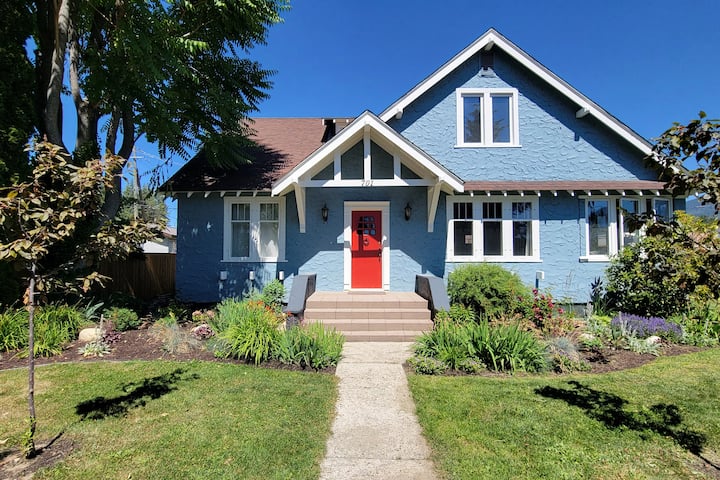 By-the-Beach House: Large Home in Prime Location
