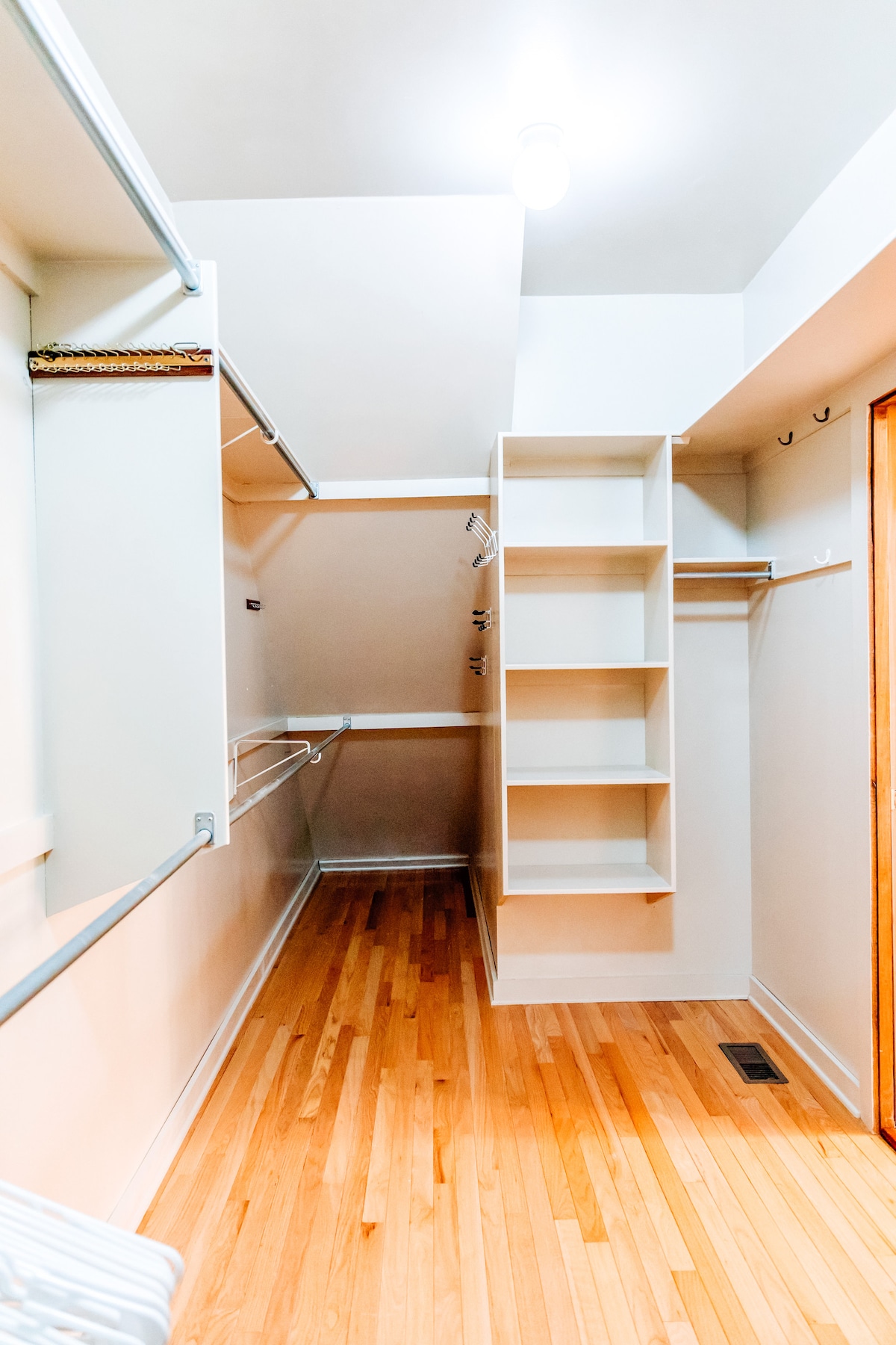 Голема прошетка во плакарот во главната спална соба. 