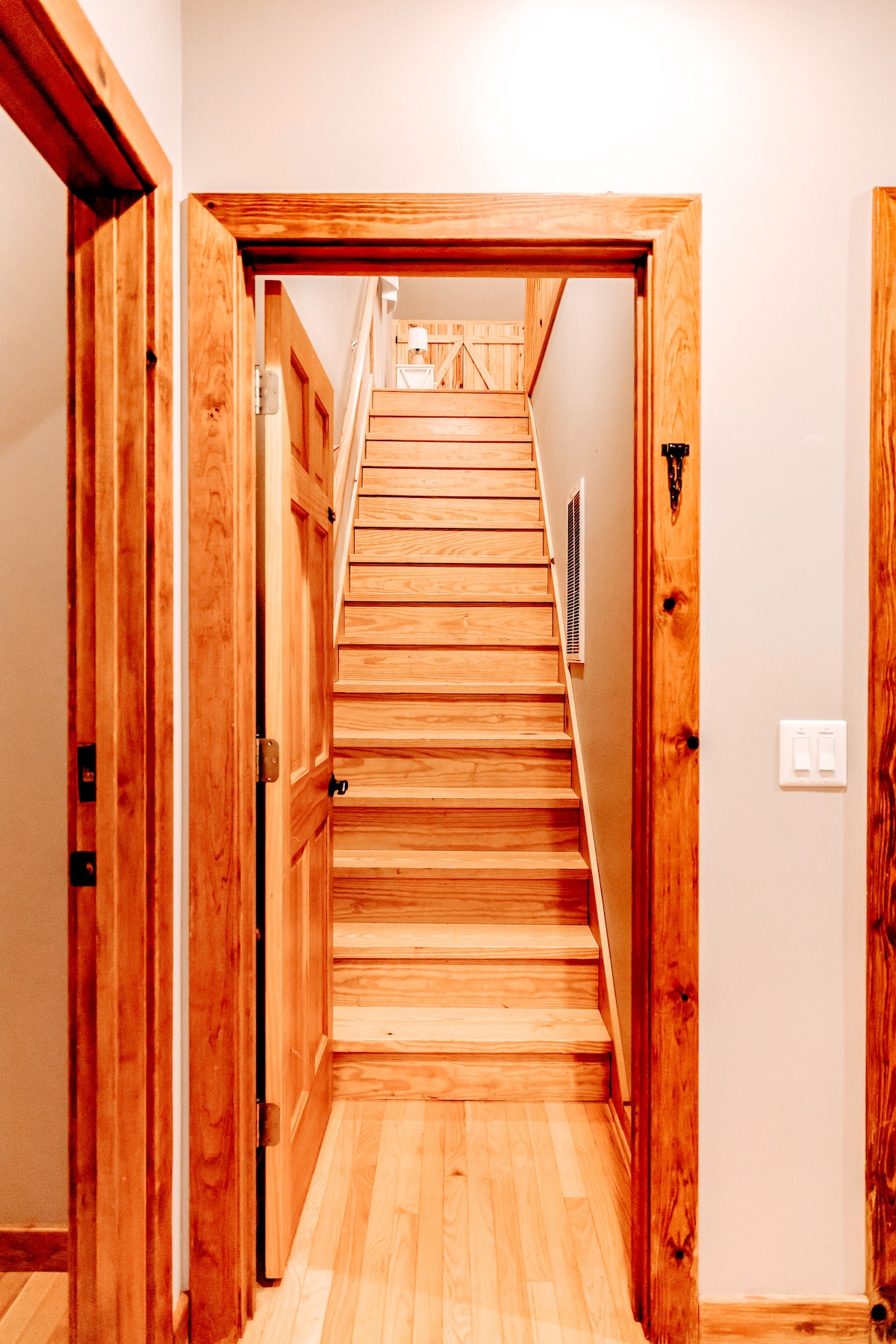 Скали кои водат до големата спална соба на горниот кат. 