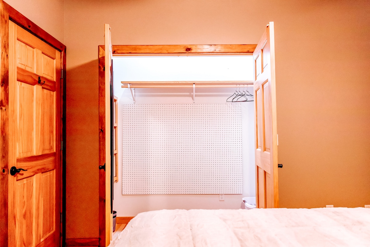 Голема прошетка во плакарот во гостинската спална соба. 