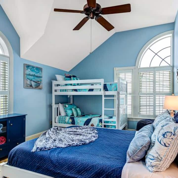 Детска соба со кревети и брачен кревет (широк 180-220 см)