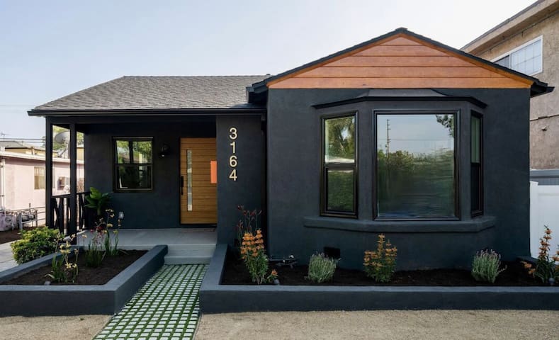 Midnight Manor / / 3 Bedroom Atwater Abode