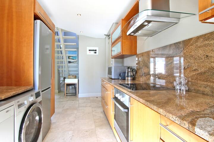 Family Condo in Cape Town with Table Mountain view gallery image 3